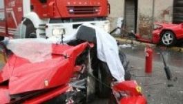 Két fiatal halt meg a kettészakadt Ferrariban