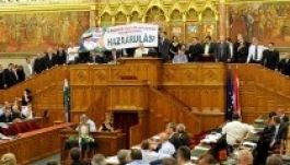 Hazaárulózással zavarta a Jobbik a földtörvény megszavazását