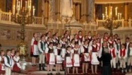 Szovátai kolostorra gyűjt a Balatonnál Böjte Csaba és nyárádmenti kórusa