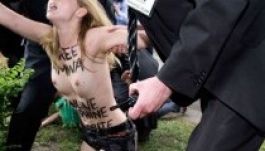 Hollande, Merkel és Obama is megkapta a maga adag Femen-cicijét