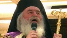 Román zászlókat osztogat az ortodox püspökség Székelyföldön