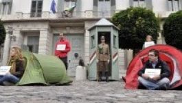 PM-politikusok és aktivisták tüntetnek a Sándor-palotánál