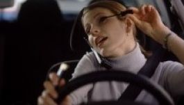 Nem félnek a nők a volánnál sminkelni