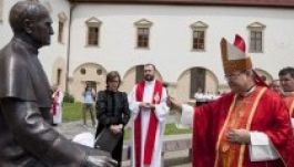 Felavatták Márton Áron egész alakos szobrát Gyulafehérváron