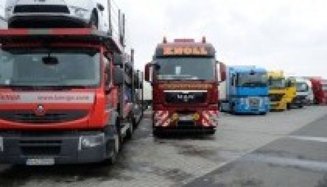 Torlódás a román-magyar határon a magyar útdíj miatt