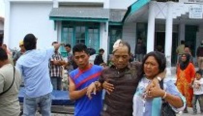 Tizennégy gyerek rekedt egy mecset romjai alá Indonéziában