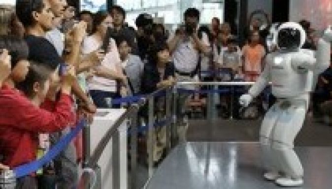 Első munkanapján leszerepelt a tárlatvezető robot