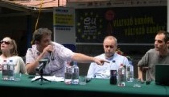 „Kétfarkú kutyák” kampányoltak az EU Táborban