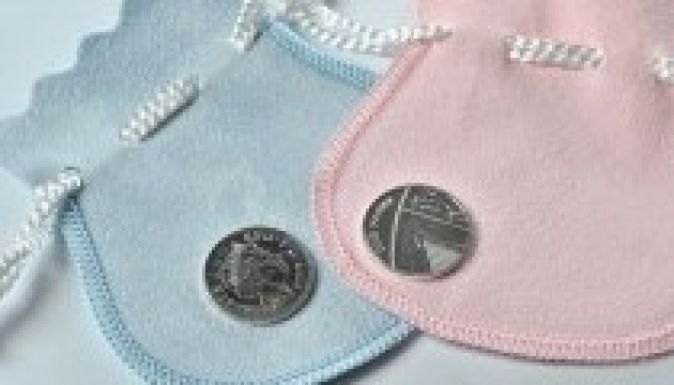 Szerencsepénzt kapnak a trónörökössel egy napon születő britek