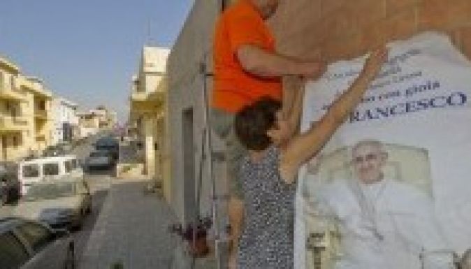 Ferenc pápa Lampedusán imádkozik a bevándorlókért