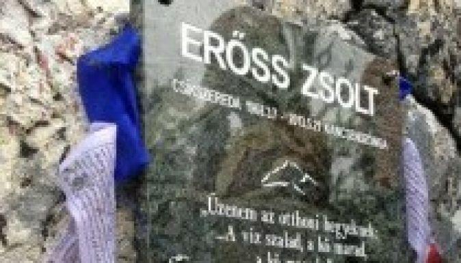 Emléktáblát avattak Erőss Zsoltnak az Oltár-kő tetején (GALÉRIA)