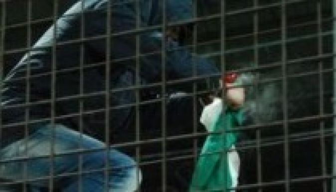 Pénzbírsággal sújtják a magyar zászló elégetőit