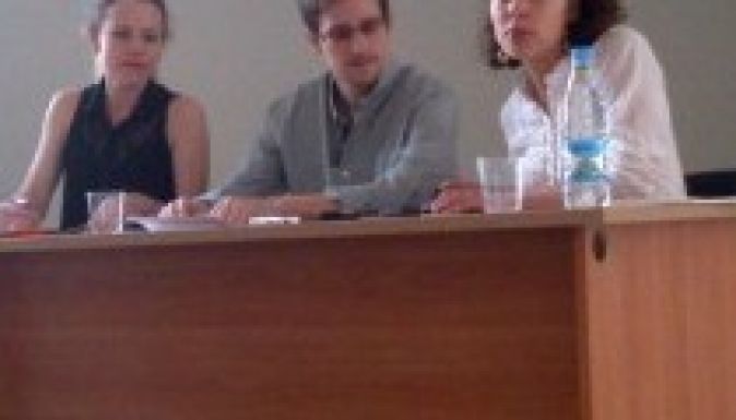 Snowden nagyon sovány, de jó a frizurája (VIDEÓ)