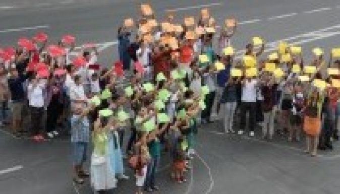 Flashmob szélforgó alakban a Vásárhelyi Forgatagért