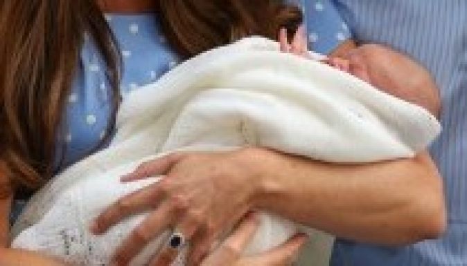 Bemutatták a brit trónörököst a világsajtónak