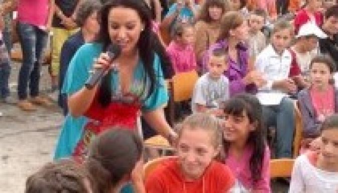 Böjte atya gyermekotthonában énekelt Dancs Annamari