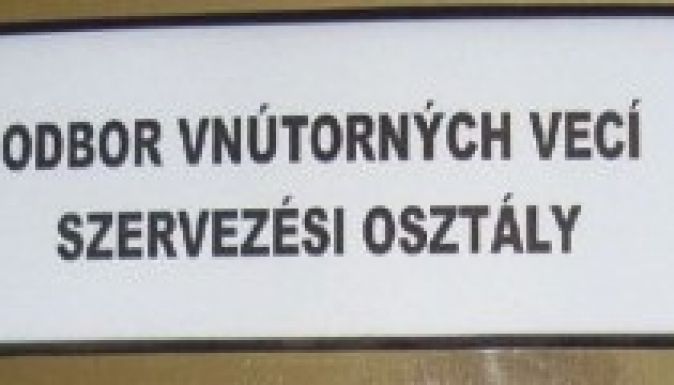 Kétnyelvű táblák figyelmeztetik egy felvidéki vállalat munkásait