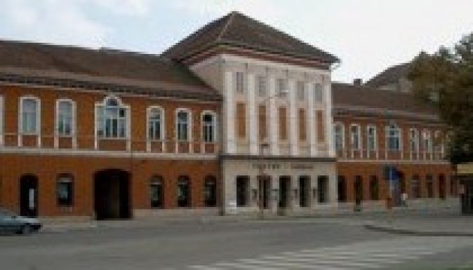 Banki hitel felvételére kényszerül a Tamási Áron színház
