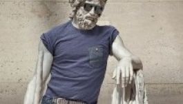 Napszemüvegben menő hipszterek a klasszikus szobrok is