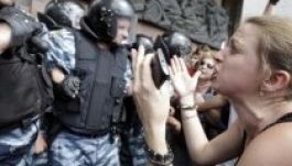 Megrohamoztak egy rendőrőrsöt Ukrajnában egy megerőszakolt nő miatt