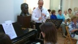 Lyukasóra zenével és képzőművészettel