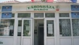 A hivatalok magyar felirata miatt is perel a háromszéki prefektus