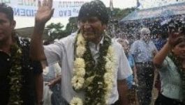 Virágszirom-szőnyeggel várták La Pazban a bolíviai elnököt