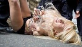 Femen-aktivisták az Elysée-palota előtt (VIDEÓ és FOTÓGALÉRIA)