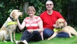 Vezetőkutyáik hozták össze a vak párt