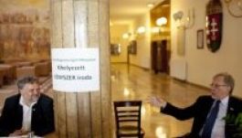 Kordonokkal kerítették el a jobbikos képviselők kényszerirodáját