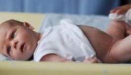 Ellaposodik a háton fekvő babák tarkója