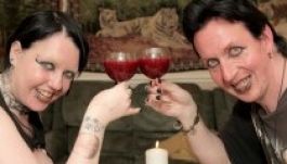 Egymás vérét issza a vámpír páros