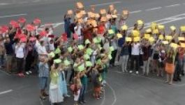 Flashmob szélforgó alakban a Vásárhelyi Forgatagért