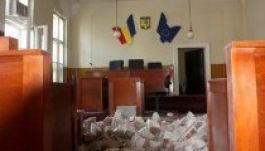 Leszakadt a mennyezet a szatmári bíróságon, lezuhant egy elítélt