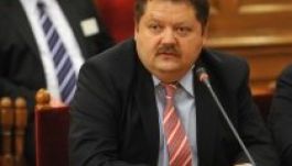 Százezer tankönyvvel építi a nemzetet Szász Jenő volt MPP-elnök