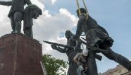 Végleg elszállítják az Országház mellől a Kossuth-szobrot