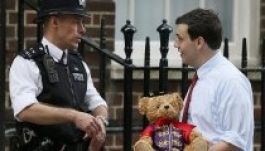 Áder herendi csengettyűt és bögrét küldött Baby Cambridgenek