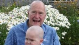 Megható gesztus: kopaszra borotválta fejét George Bush