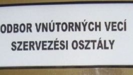 Kétnyelvű táblák figyelmeztetik egy felvidéki vállalat munkásait