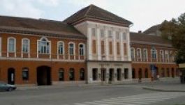 Banki hitel felvételére kényszerül a Tamási Áron színház