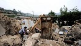 Emberéleteket követelő földrengés és földcsuszamlás Kínában