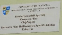 Lekerült a kétnyelvű névtábla a kolozsvári Kozmutza Flóra iskoláról