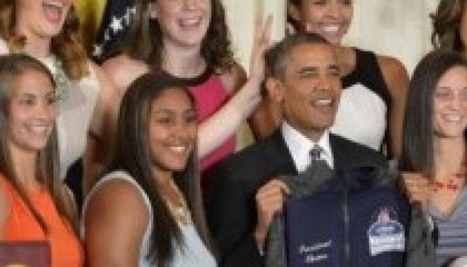 Megtréfálták Obamát a bajnok kosaras lányok