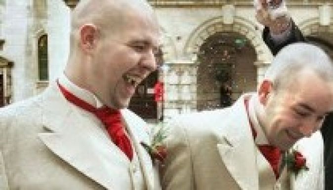 Beperelték az anglikán egyházat, mert nem ad össze melegeket