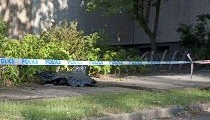 Nem akart összeégni, kiugrott a nyolcadikról és szörnyethalt