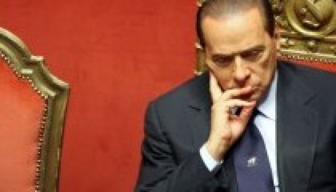 Berlusconit egyelőre nem fosztották meg szenátusi mentelmi jogától