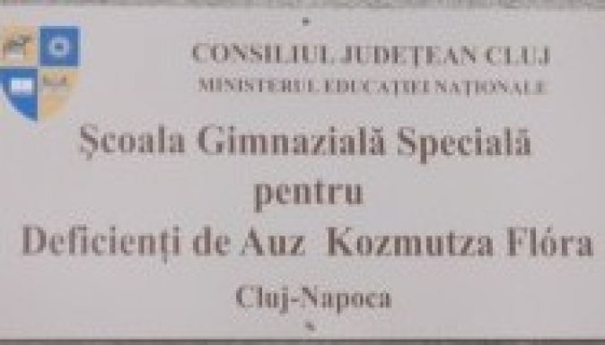 Csak román felirat maradt a magyar iskola falán