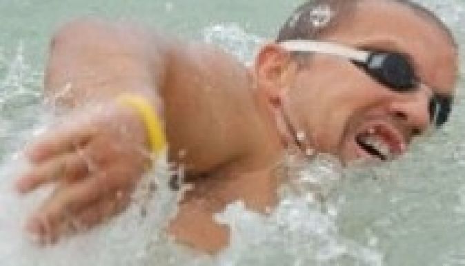 Tíz és fél óra alatt úszta át a La Manche-csatornát Mányoki Attila