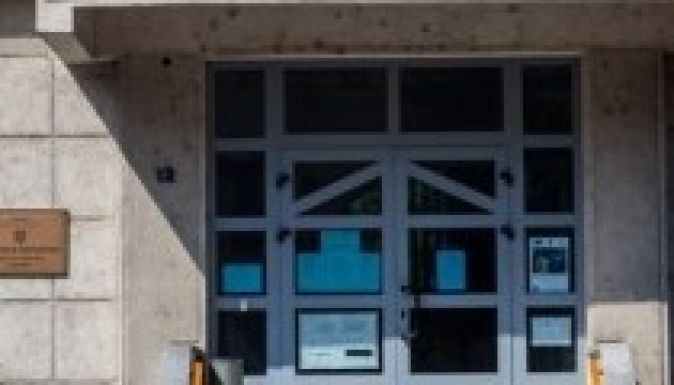 Kötelező kitenni a magyar feliratot a levéltár székházára