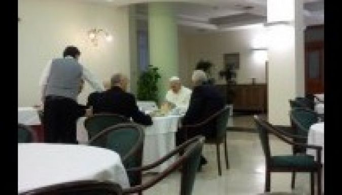 Ferenc pápa hajnali ötkor kel, este tízkor fekszik